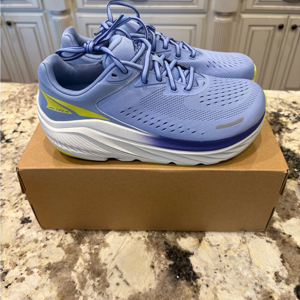 NEW IN BOX! Altra Via Olympus 2 
Size 8